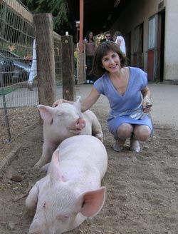Stephanie Bennett with pig at Animal Acres